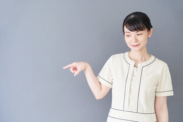 指で指し示すエステ・美容クリニックの女性