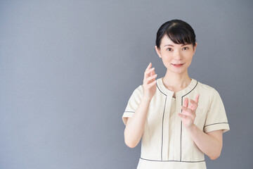説明するエステ・美容クリニックの女性