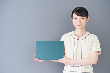 Obraz premium 黒板を持つエステ・美容クリニックの女性