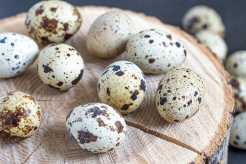 Obraz premium Easter quail eggs. Spring background with small easter quail eggs. Vintage photo processing