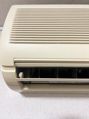 古いエアコン　イメージ