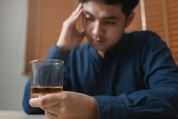 Close up hand man holding a glass of whisky