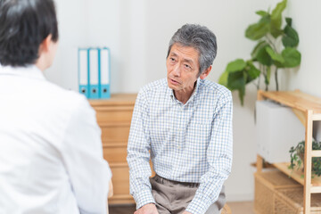 診察を受ける日本人男性患者