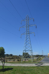 Obraz premium an electricity pylon in a city on a summer day