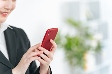 スマホを使う女性