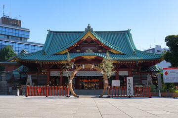 Fototapeta premium 東京都千代田区 神田明神 6月、茅の輪が設置された境内