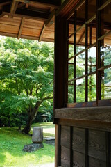 三渓園、日本庭園、緑、新緑、建築、日本、神奈川、庭園、木造建築、日本建築、窓、ガラス、芝生、野外、空、リフレクション、映り込み、照明、日本家屋、建物、家、庭、古い、古風、伝統、門、アンティーク、藁ぶき、屋根、瓦、植物、木、緑、葉、