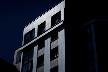 Fototapeta na wymiar modern building against sky.