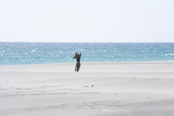 砂丘を歩く女性