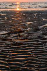 日本　香川県三豊市の天空の鏡と言われている父母ヶ浜とマジックアワーでオレンジ色に染まった空