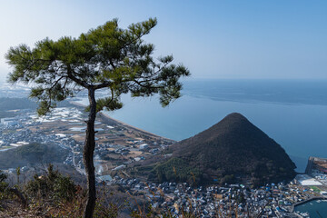 日本　香川県観音寺市の稲積山頂上にある高屋神社の天空の鳥居へ向かう参道から見える江甫草山と瀬戸内海