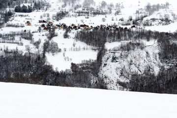 Village de montagne sous la neige.