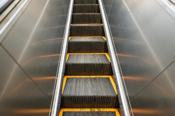 지하철역 에스컬레이터 모습