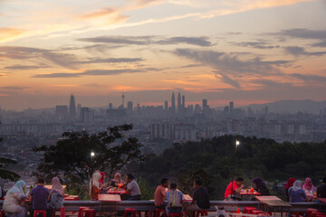 Naklejka premium Kuala Lumpur skyline sunset enjoyed by anonymised friends and couples