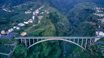 Foto aérea con dron del Puente de Los Sauces en La Palma, Canarias