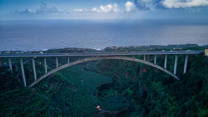 Foto aérea con dron del Puente de Los Sauces en La Palma, Canarias