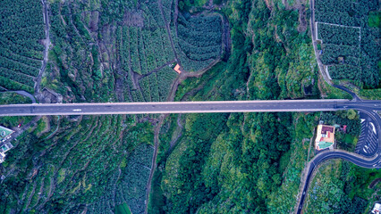 Foto aérea con dron del Puente de Los Sauces en La Palma, Canarias