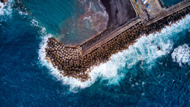 Foto a&eacute;rea con dron del Puerto y playa de Esp&iacute;ndola en Los Sauces, La Palma. Canarias