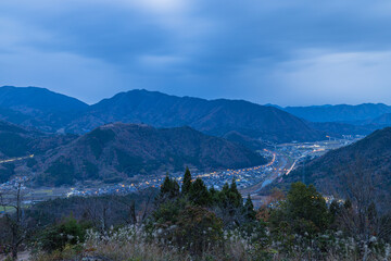 日本　兵庫県朝来市の立雲峡テラスから見える早朝の雲海のない竹田城跡と街並み