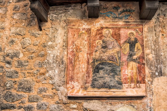 trevi, italien - marienbild an einer verwitterten hauswand