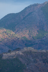 Fototapeta na wymiar 日本　兵庫県朝来市の立雲峡テラスから見える早朝の雲海のない竹田城跡