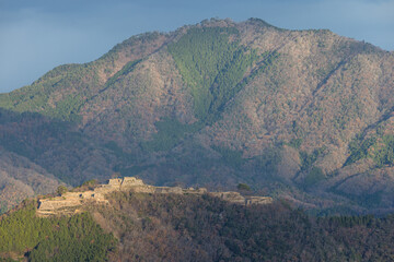 Fototapeta premium 日本 兵庫県朝来市の立雲峡テラスから見える早朝の朝日に照らされた竹田城跡