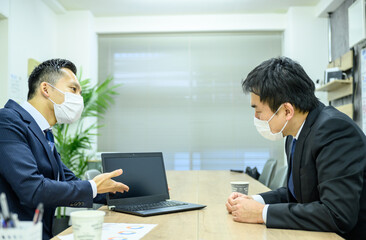 ビジネスマン　ミーティング　営業