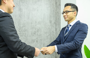 ビジネスマン　名刺交換