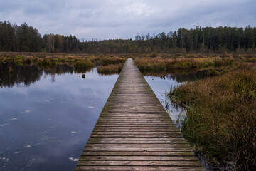Naklejka premium wooden bridge over the river