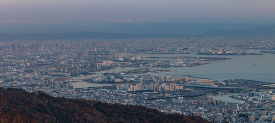 日本　兵庫県神戸市の六甲山天覧台から眺める夕暮れ時の神戸と大阪の街並みと大阪湾