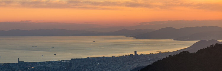 Obraz premium 日本 兵庫県神戸市の六甲山天覧台から見えるマジックアワー時の神戸の街並みと大阪湾