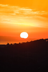 日本　兵庫県神戸市の六甲山天覧台から見えるマジックアワー時の夕焼け空と日没