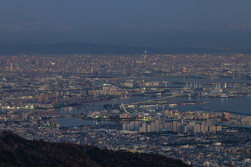 Fototapeta na wymiar 日本　兵庫県神戸市の六甲山天覧台から眺める神戸と大阪の夜景