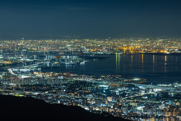 日本　兵庫県神戸市の六甲山天覧台から眺める大阪市街地の夜景と大阪湾