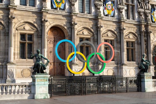 logo g&eacute;ant des anneaux des jeux olympiques 2024 organis&eacute;s par Paris install&eacute; sur le parvis de l'h&ocirc;tel de ville.	