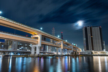 Fototapeta na wymiar 日本　兵庫県神戸市のメリケン波止場から見える神戸市街の夜景と浜手バイパス