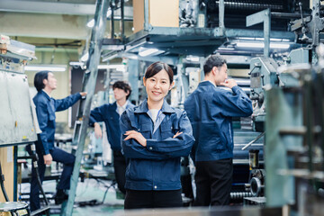 Fototapeta na wymiar 工場で笑顔で働く女性作業員