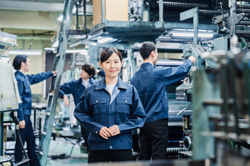 工場で笑顔で働く女性作業員