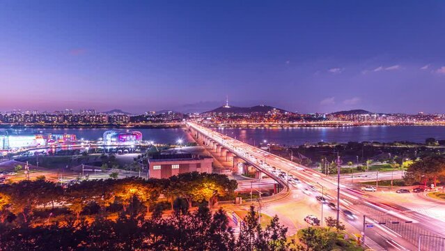 Time lapse 4K, Twilight of Seoul City Skyline, Hangang River and banpo bridge at Seoul, South Korea.