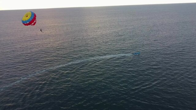Toma A&eacute;rea De Un Barco Pesquero Arrastrando Un Paraca&iacute;das Sobre El Oc&eacute;ano Pacifico