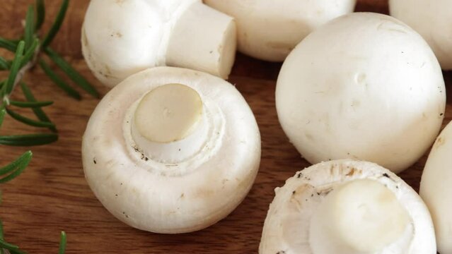 champignons de paris frais, en gros plan, sur une table en bois