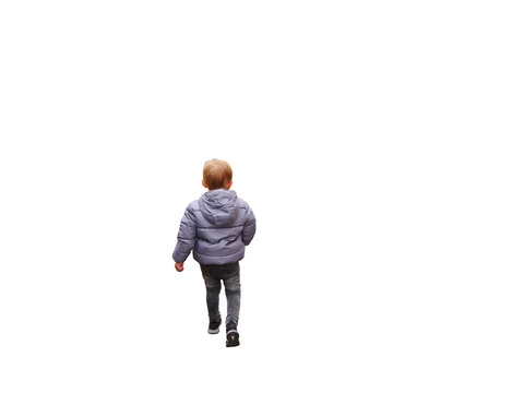 Petit garçon avec une doudoune grise  jeans et baskets, se promenant vu de dos