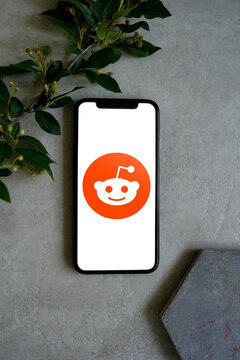 Mobile phone with the Reddit Logo on the screen