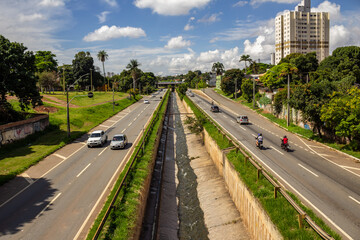 Marginal Botafogo fotografada de cima do viaduto. Imagem horizontal.