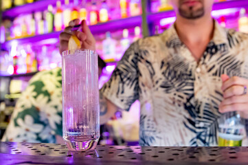 man hand bartender making cocktail in glass on the bar counter