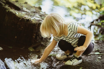 Spielendes Kind am Wasser.