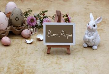 Biglietto di auguri di Pasqua: Buona Pasqua scritta su un cavalletto con uova di quaglia e...