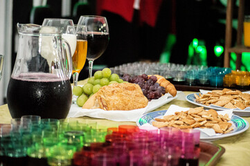 cena con uvas y galletas