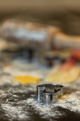 moule de g&acirc;teau sur une table de travail 