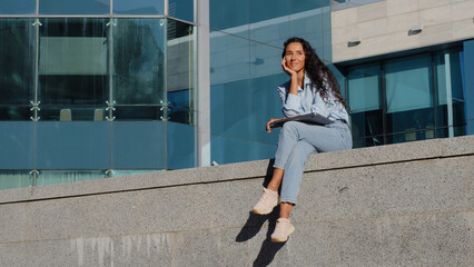Obraz premium Successful business woman girllady female student sitting city building skyscraper modern creative company background closes laptop taking break finishing studyingfinish online work resting relaxing 